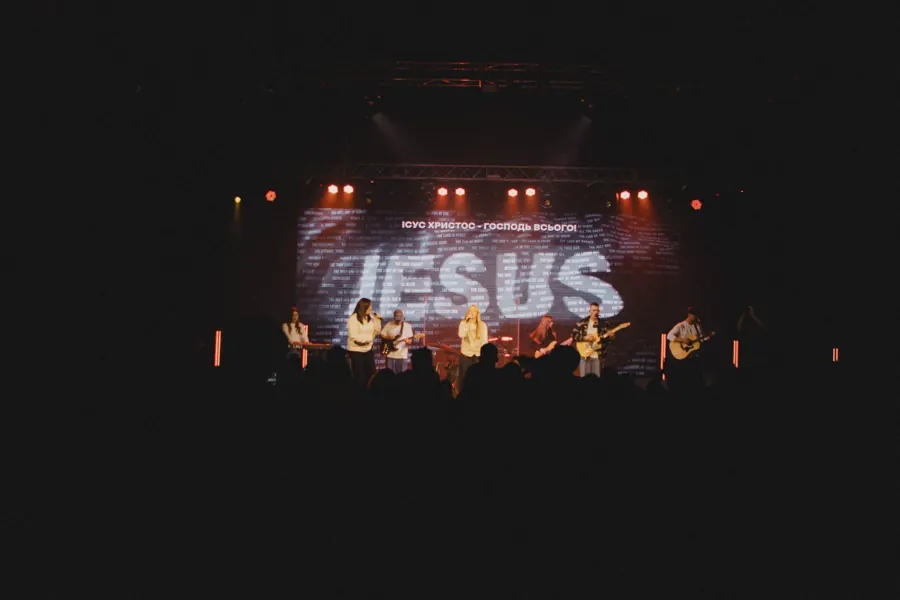 Сцена с надписью JESUS